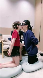【小羊】双母畜下跪犯贱-鞭打恋足舔-高跟踩掐脖窒息_绳缚吧
