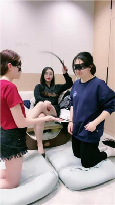 图片[2]-小羊】双母畜下跪犯贱-鞭打恋足舔-高跟踩掐脖窒息-绳艺资源网