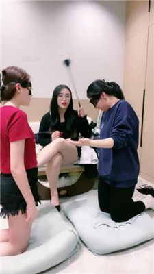 图片[5]-小羊】双母畜下跪犯贱-鞭打恋足舔-高跟踩掐脖窒息-绳艺资源网