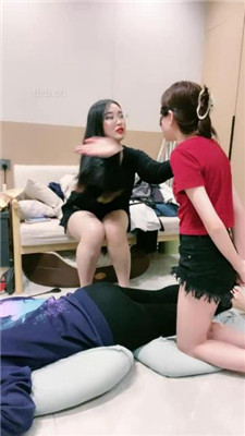 图片[15]-小羊】双母畜下跪犯贱-鞭打恋足舔-高跟踩掐脖窒息-绳艺资源网