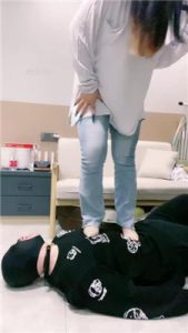 【小羊】鞭打狗链遛狗/骑脖/高跟踩踏/舔脏鞋底裸足_绳缚吧