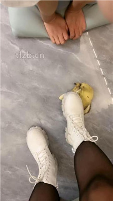 图片[2]-瑶瑶】母畜-踩踏香蕉喂食/清理脏鞋底/转胯sp/黑丝酸奶脚-绳艺资源网