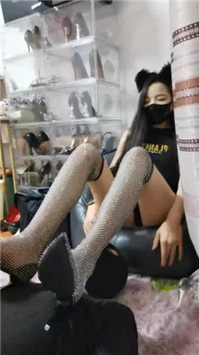 【皮皮】漂亮女郎-性感大长腿踩脚垫_绳缚吧