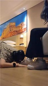 【广州上头姐妹s】跪舔小白鞋白袜/踩踏/裸足插嘴_绳缚吧