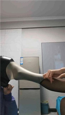 【皮皮】邻居小弟偷闻臭鞋被发现_绳缚吧
