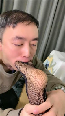 【肉肉】网袜美腿插嘴深喉_绳缚吧
