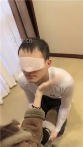 【欣然莫】雪地靴玩虐/耳光/喂食/口水/人体烟灰缸_绳缚吧