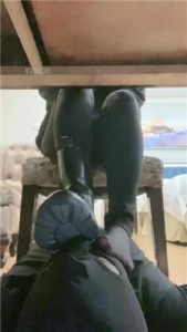 【甜一】桌底视角_绳缚吧