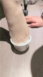 【清禾】脚底踩踏喂食/骑马/肉丝舔脚丫_绳缚吧