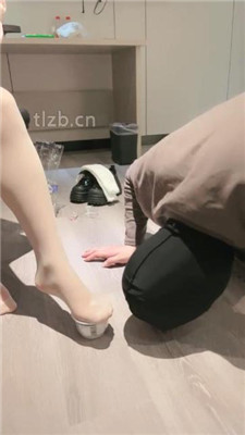 图片[4]-清禾】脚底踩踏喂食/骑马/肉丝舔脚丫