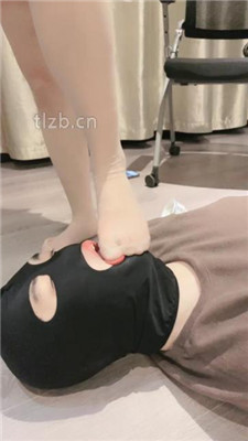 图片[6]-清禾】脚底踩踏喂食/骑马/肉丝舔脚丫