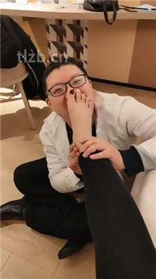 【清莹】深夜圈养狗恋足舔_绳缚吧