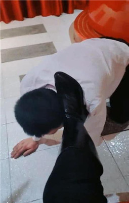 图片[3]-伯爵】圈养犬化-蛇鞭/耳光/踢踹/清理靴子