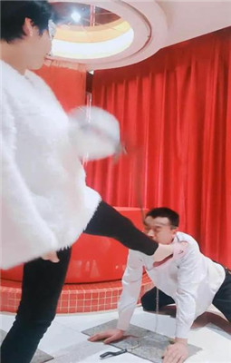 图片[15]-伯爵】圈养犬化-蛇鞭/耳光/踢踹/清理靴子