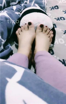 【冷百合】臭脚丫踩熊猫玩偶_绳缚吧