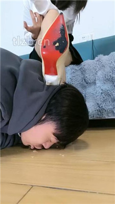 【梓S】圣水裸足踩踏喂食_绳缚吧