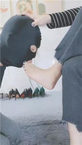 【灵竹】反绑强制舔脚/胯下辱/闻舔高跟_绳缚吧