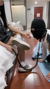 【珂儿大小姐】舔超脏鞋底/裸足恋足/赏赐圣水_绳缚吧
