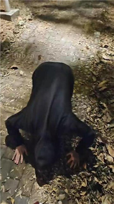 【上头姐妹】户外遇到猥琐男强制吃鞋底_绳缚吧