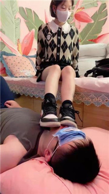 【可可女王】清理脚趾缝/脚踩喂食/脏鞋臭袜闻舔_绳缚吧