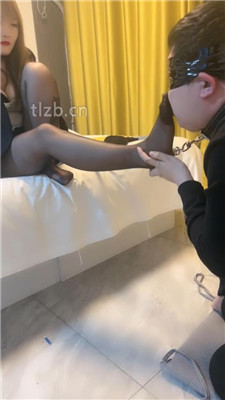 图片[2]-戚戚情侣】狗舌头清理长靴/狗链拴狗/黑丝裸足狂舔