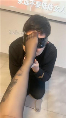 图片[15]-戚戚情侣】狗舌头清理长靴/狗链拴狗/黑丝裸足狂舔