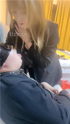 图片[16]-戚戚情侣】狗舌头清理长靴/狗链拴狗/黑丝裸足狂舔