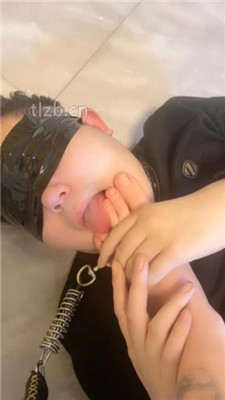 图片[18]-戚戚情侣】狗舌头清理长靴/狗链拴狗/黑丝裸足狂舔
