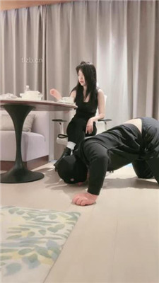 图片[7]-芷镜小主】脚下伺候主人用餐