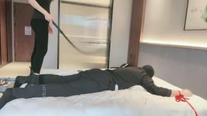 【芷镜小主】把狗绑在床上重度鞭打_绳缚吧