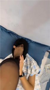 【麻辣女教官】高跟黑丝脚踩地毯狗_绳缚吧