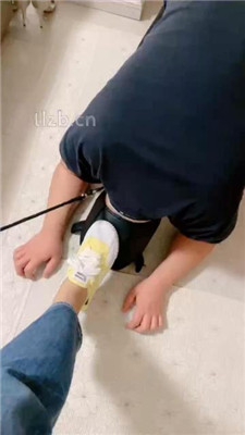 【上上】下跪对着帆布鞋原味船袜发骚_绳缚吧