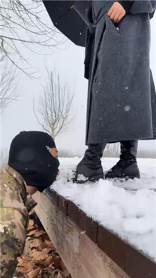 【辣姐】冰天雪地公开处刑惩罚狗_绳缚吧