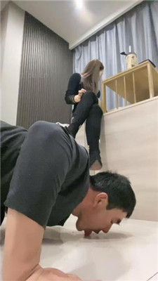 魅儿】跪爬狗伺候主人用餐