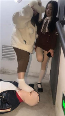 图片[19]-狗哥】户外成功开发三个高颜值素人踩狗