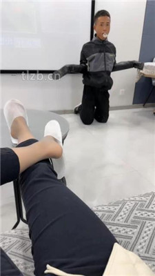 【辣姐】嘴塞袜子物化狗奴/踩踏喂食/喝洗脚水_绳缚吧