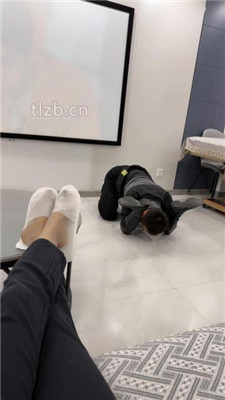 图片[5]-辣姐】嘴塞袜子物化狗奴/踩踏喂食/喝洗脚水