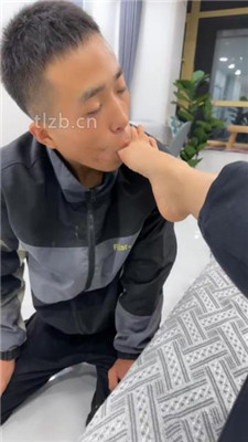 图片[15]-辣姐】嘴塞袜子物化狗奴/踩踏喂食/喝洗脚水