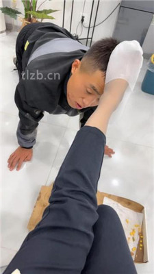 图片[17]-辣姐】嘴塞袜子物化狗奴/踩踏喂食/喝洗脚水