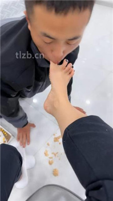 图片[18]-辣姐】嘴塞袜子物化狗奴/踩踏喂食/喝洗脚水