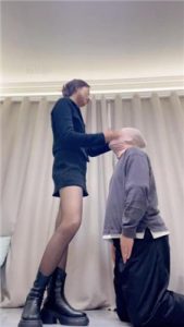 【大一诗诗】短靴黑丝白袜_绳缚吧