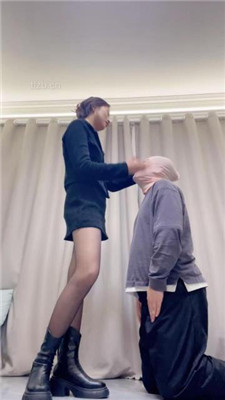【大一诗诗】短靴黑丝白袜_绳缚吧