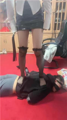 图片[11]-亿姐】骑马爬行/黑丝脚踢踹/镜前羞辱