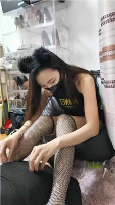 图片[2]-皮皮】漂亮女郎-性感大长腿踩脚垫