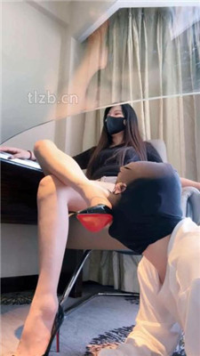 图片[3]-琪琪大人】桌下伺候-酸臭味的马卡龙口水喂食-腿绞窒息