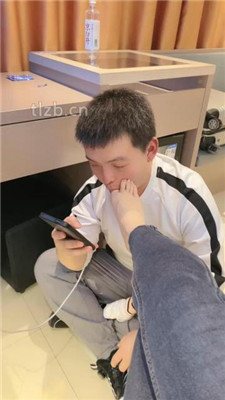【魅儿】超臭原味白袜裸足捂脸_绳缚吧