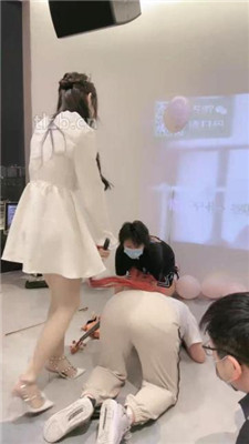 图片[4]-时安】劲爆群调-男女奴跪拜/踩狗爪/鞭打舔脏鞋/一桶圣水