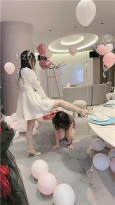 图片[10]-时安】劲爆群调-男女奴跪拜/踩狗爪/鞭打舔脏鞋/一桶圣水
