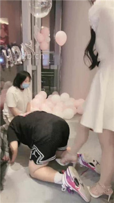 图片[11]-时安】劲爆群调-男女奴跪拜/踩狗爪/鞭打舔脏鞋/一桶圣水