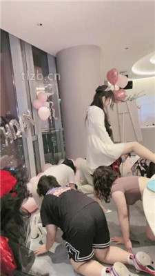 图片[12]-时安】劲爆群调-男女奴跪拜/踩狗爪/鞭打舔脏鞋/一桶圣水
